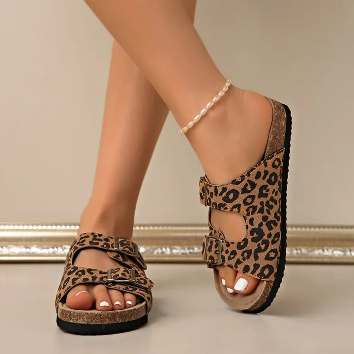 LEONA | Sommer-Slipper mit Leo-Print – Trendig, Bequem & Ausdrucksstark